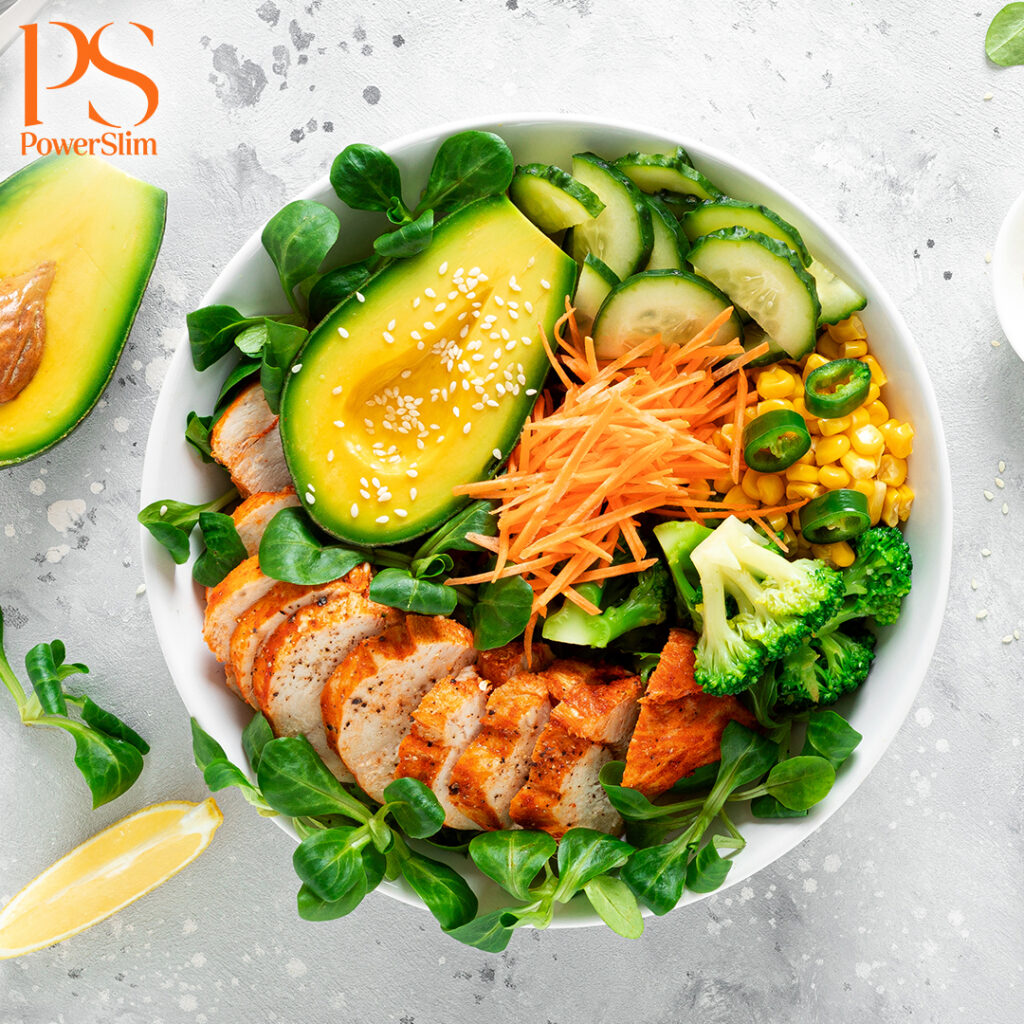 Buddha Bowl mit Hähnchen, Mais und Avocado