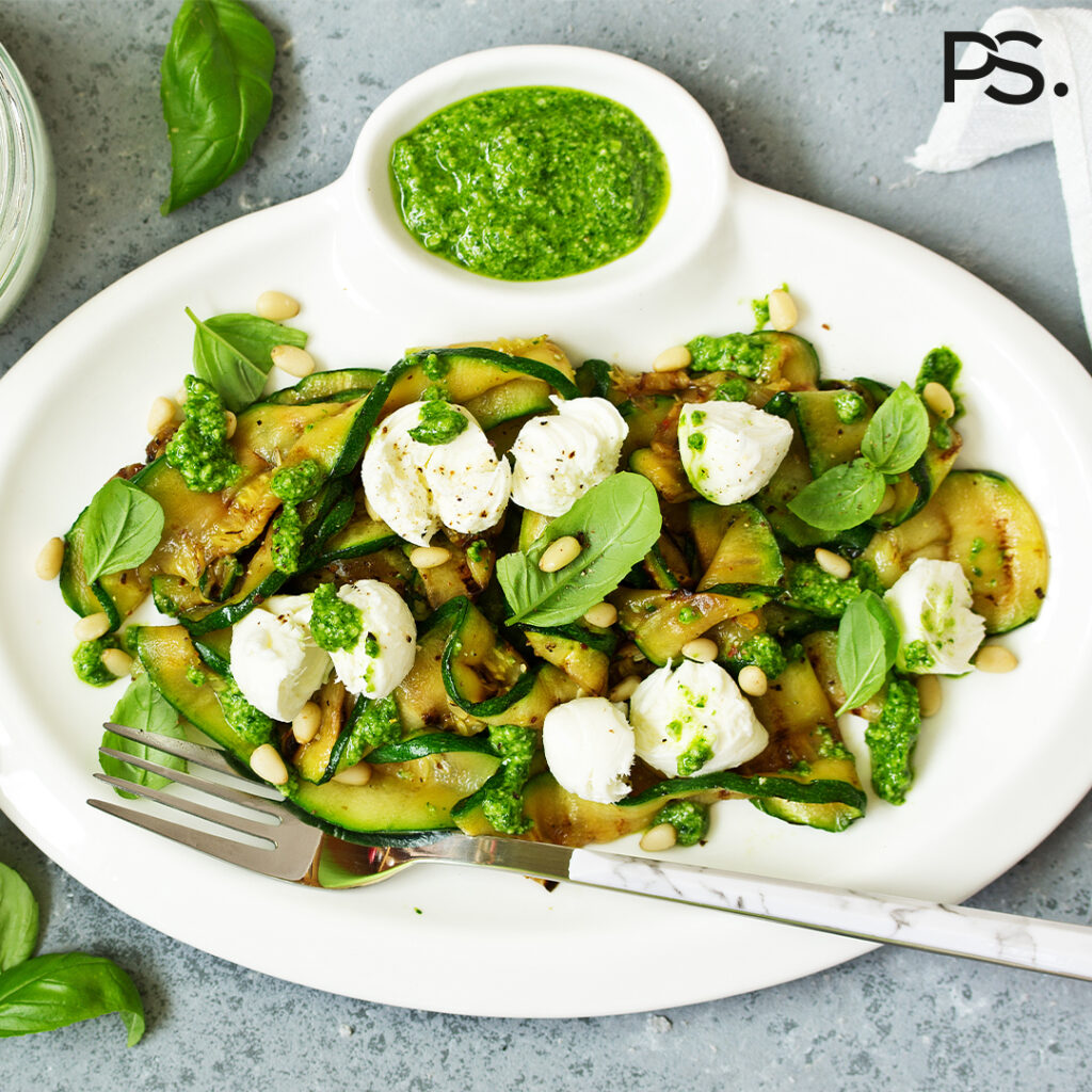 Gegrillter Zucchinisalat mit Mozzarella und Pesto