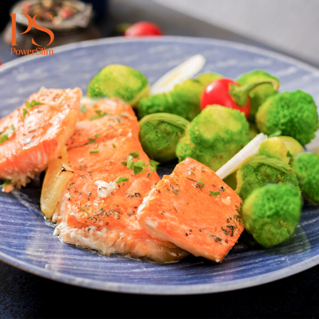 Gebratener Lachs mit gedämpftem Gemüse