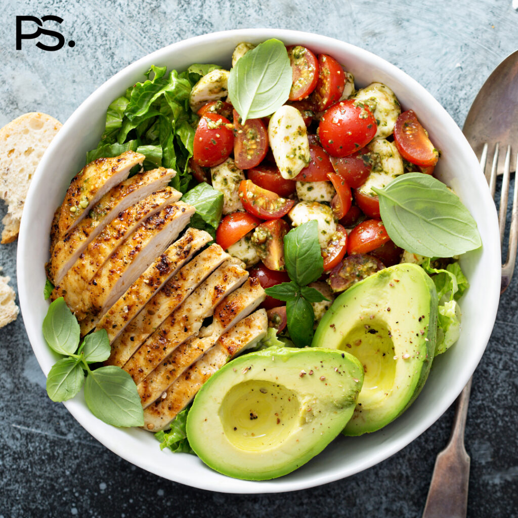 Caprese Bowl mit gegrilltem Hähnchen