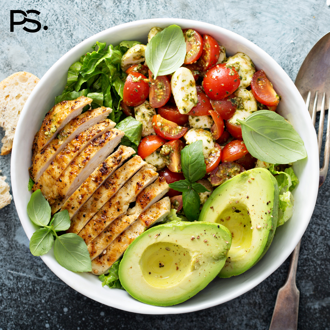 Caprese Bowl mit gegrilltem Hähnchen
