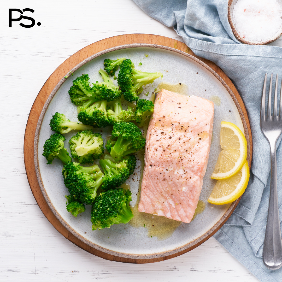 Gedämpfter Lachs mit Brokkoli und gebratenem Knoblauch