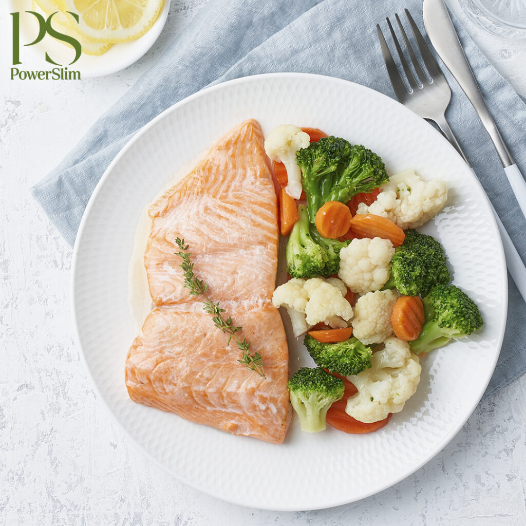 Gedämpfter Lachs mit Brokkoli, Blumenkohl und Karotte
