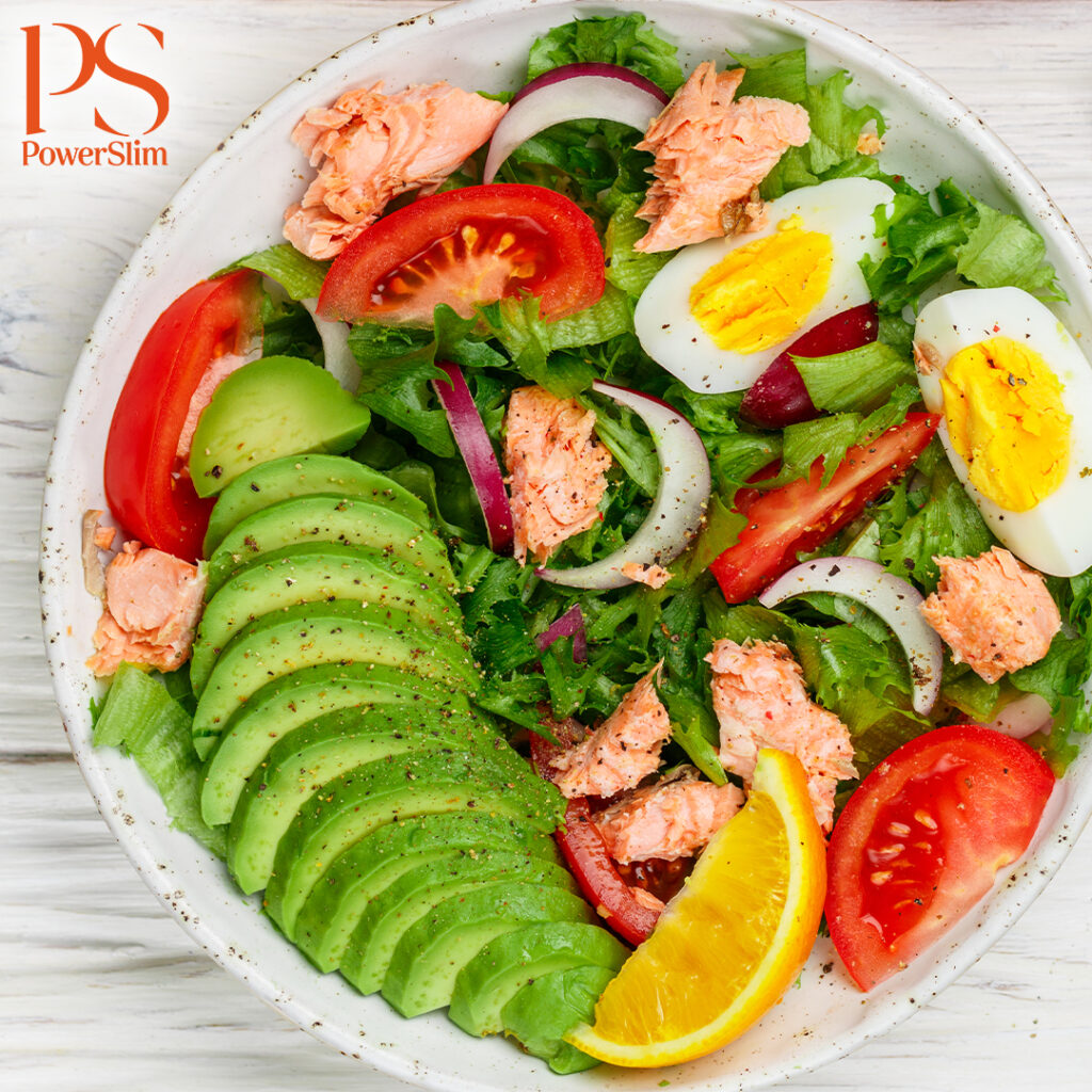Endiviensalat mit Lachs, Tomate und Senfdressing
