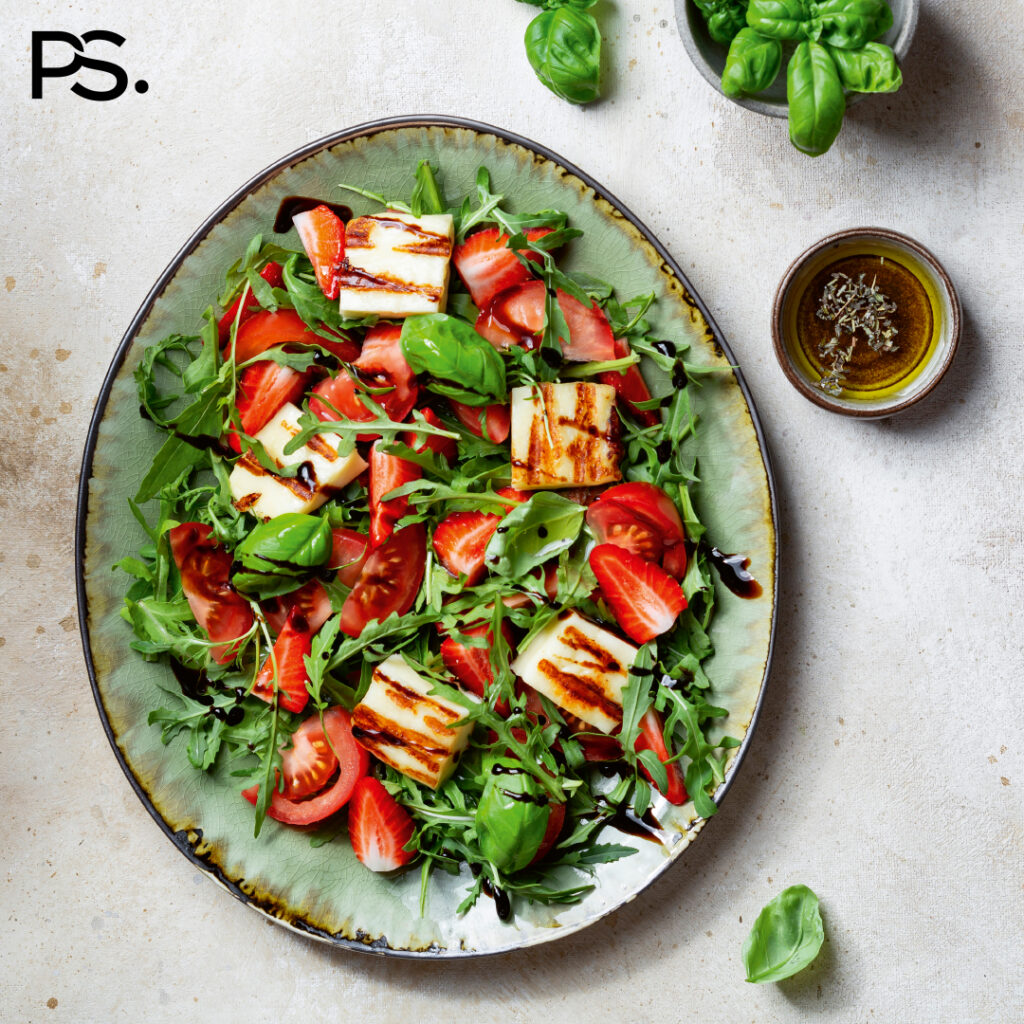 Frischer Salat mit Erdbeeren und Halloumi