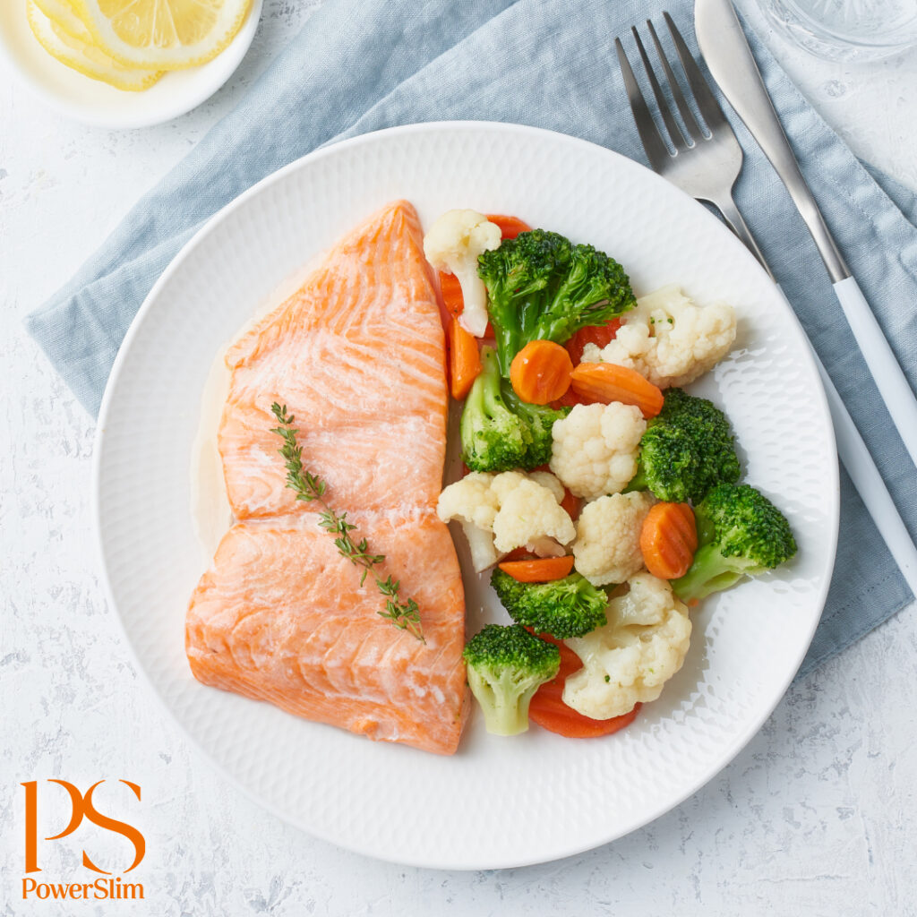 Gedämpfter Lachs mit würzigem Brokkoli, Karotte und Blumenkohl