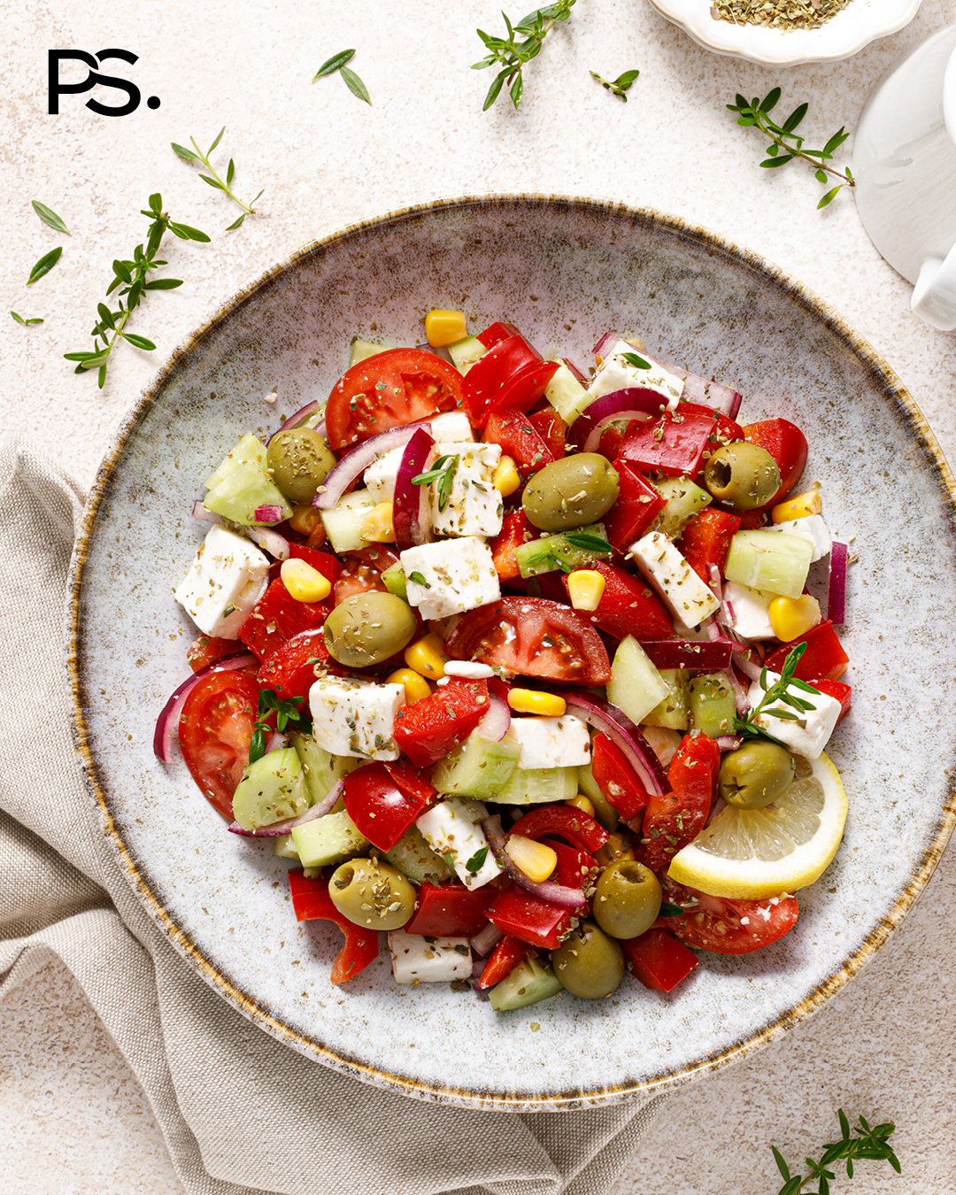 Griechischer Salat mit Feta und Oliven