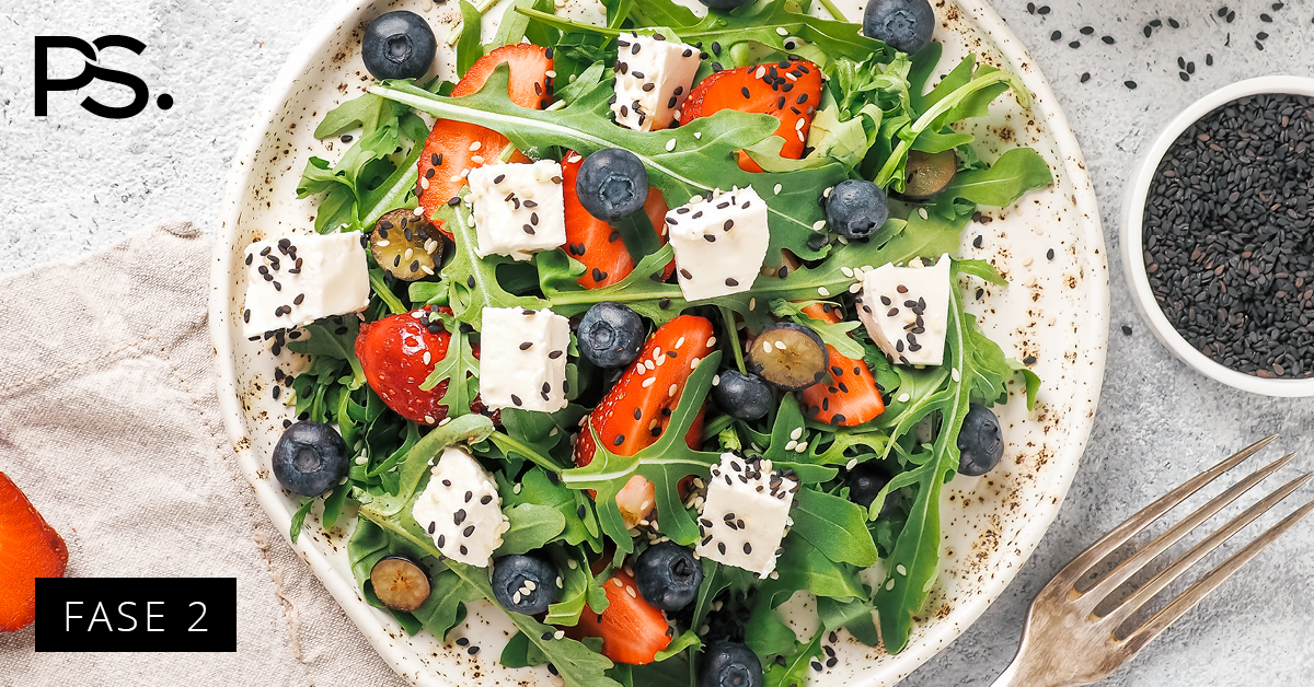 Rucolasalat mit Feta, Heidelbeeren und Erdbeeren