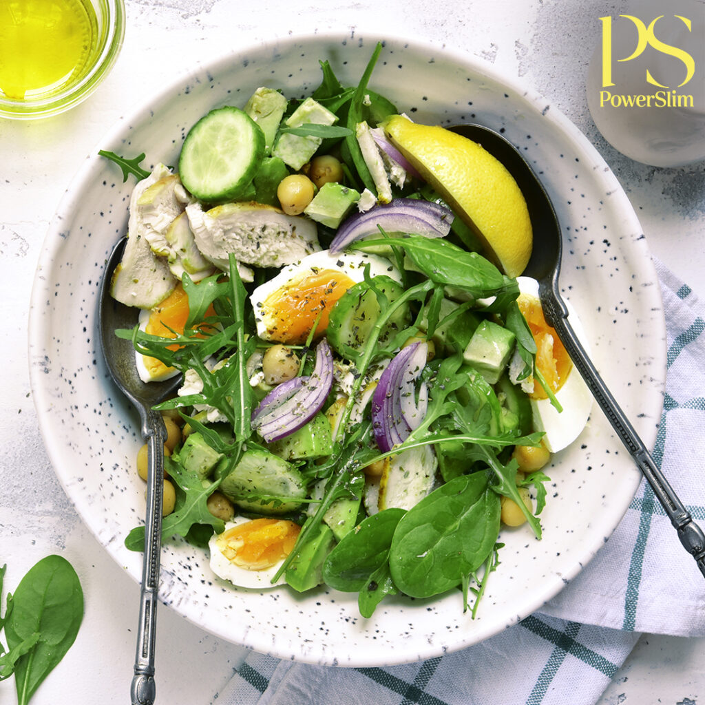 Grüner Salat mit Kichererbsen und Ei