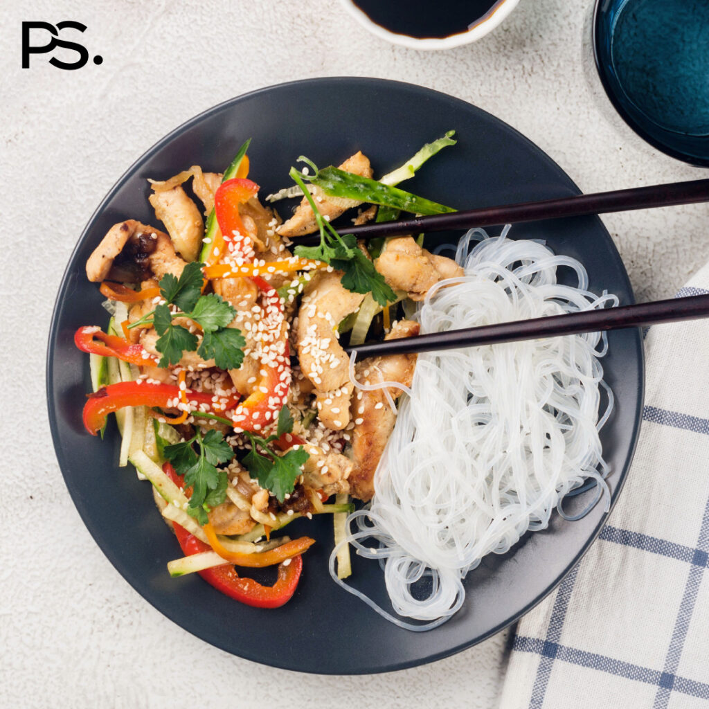 Nudeln mit Hähnchen und Wokgemüse