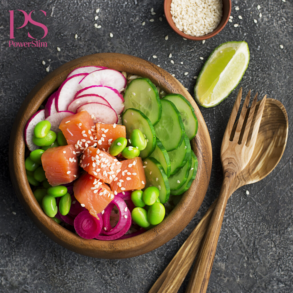 Poké Bowl mit frischem Lachs, Gurke und Radieschen