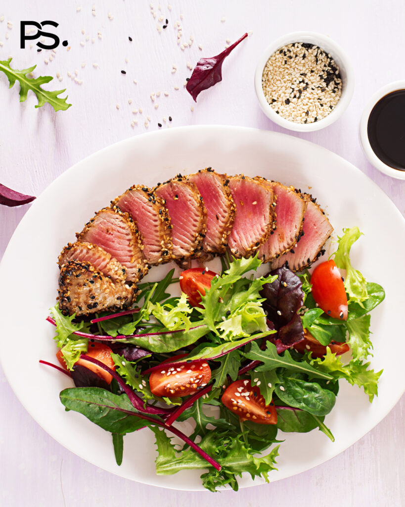 Japanischer gegrillter Thunfisch mit Salat
