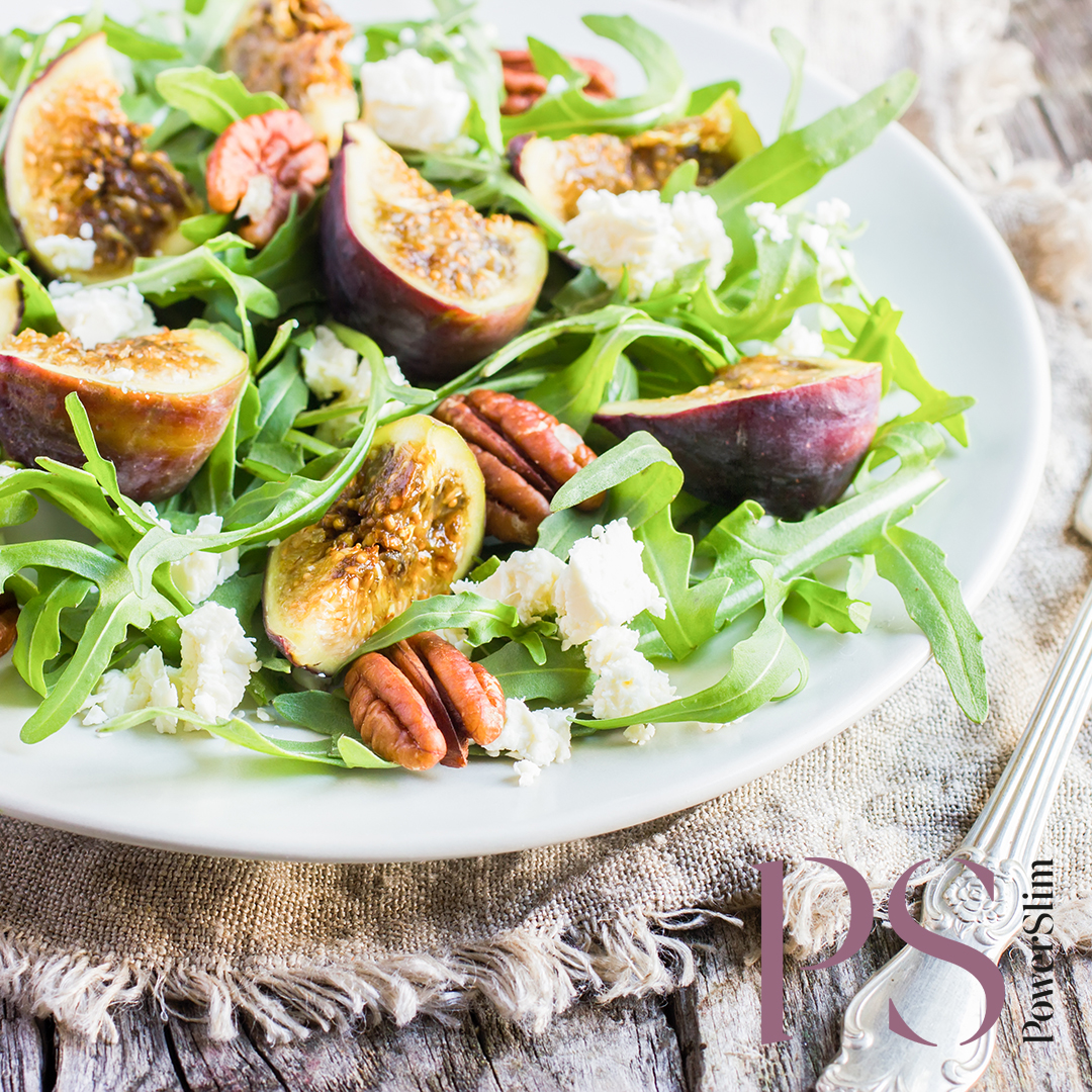 Rucola mit Ziegenkäse, frischer Feige und Pekannüssen