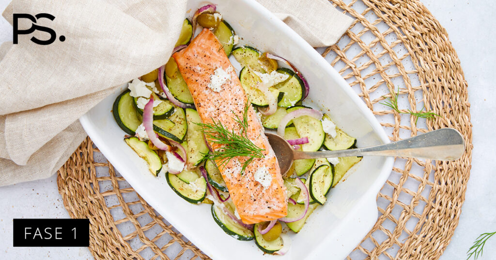 Griechisches Traybake mit Lachs und Zucchini