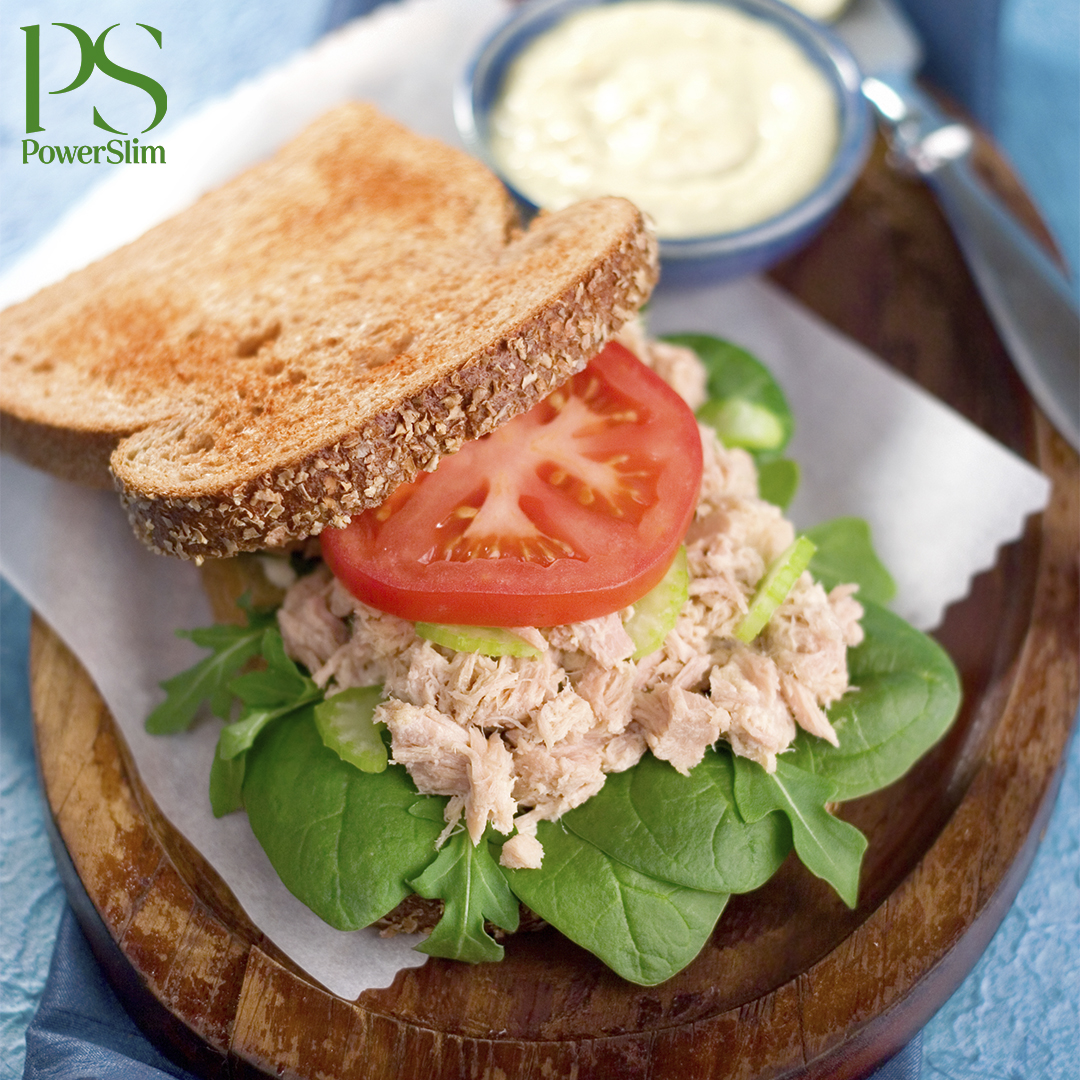 Geröstetes Vollkornbrot mit Thunfisch-Staudensellerie-Salat und Limettenmayonnaise