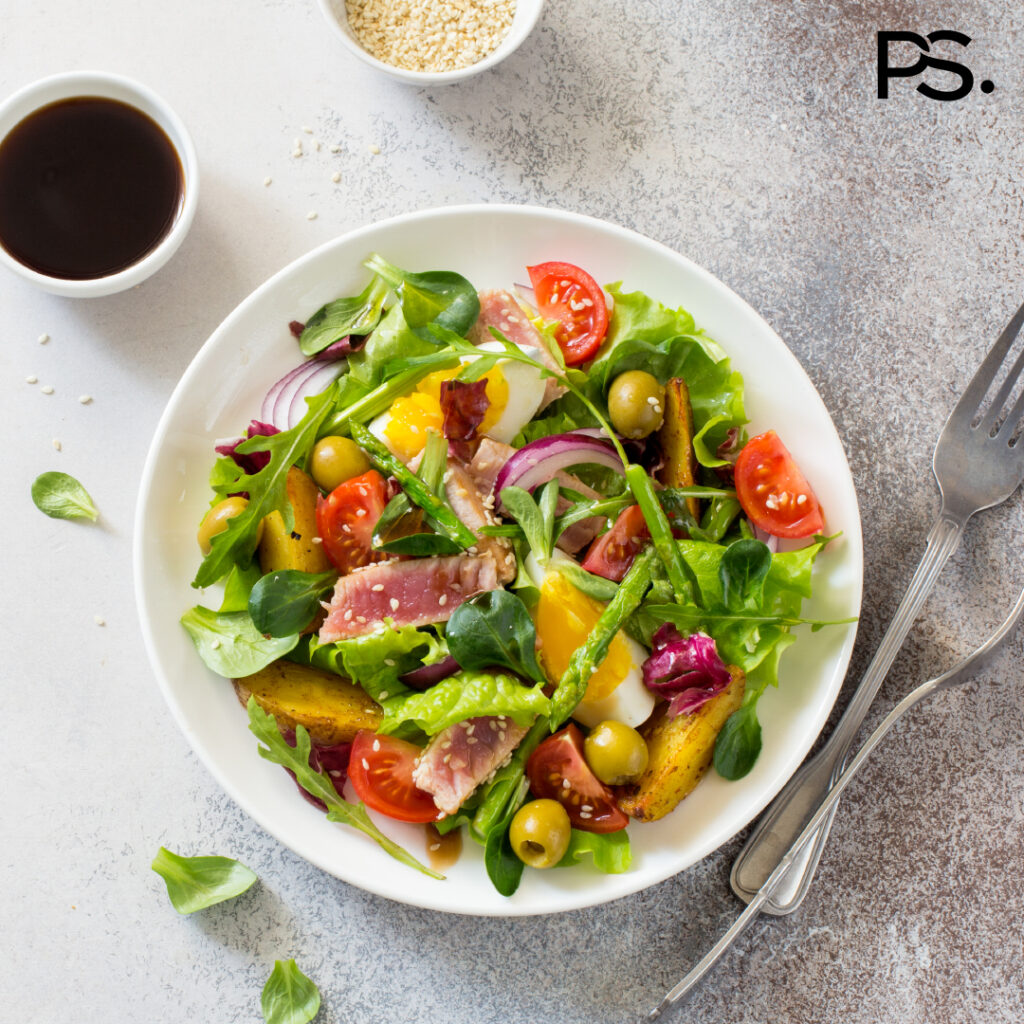 Salade Niçoise mit frischem Thunfisch und Spargel