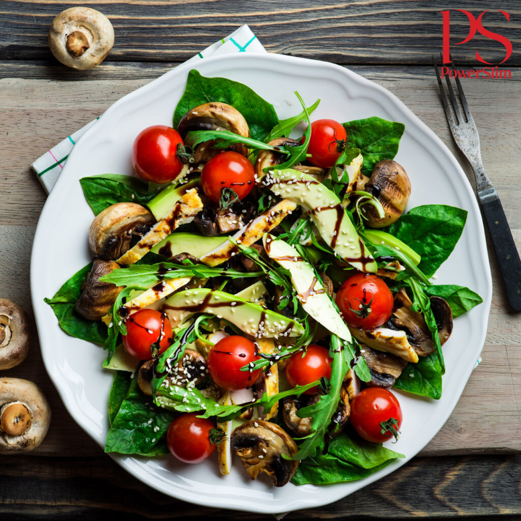 Hähnchensalat mit gebratenen Champignons, Tomaten und Avocado