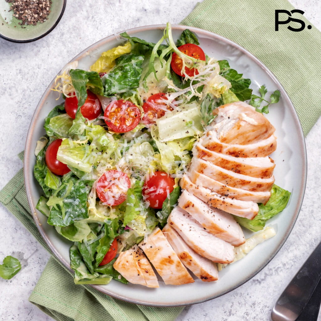Salat mit gegrilltem Hähnchen und Caesar-Dressing