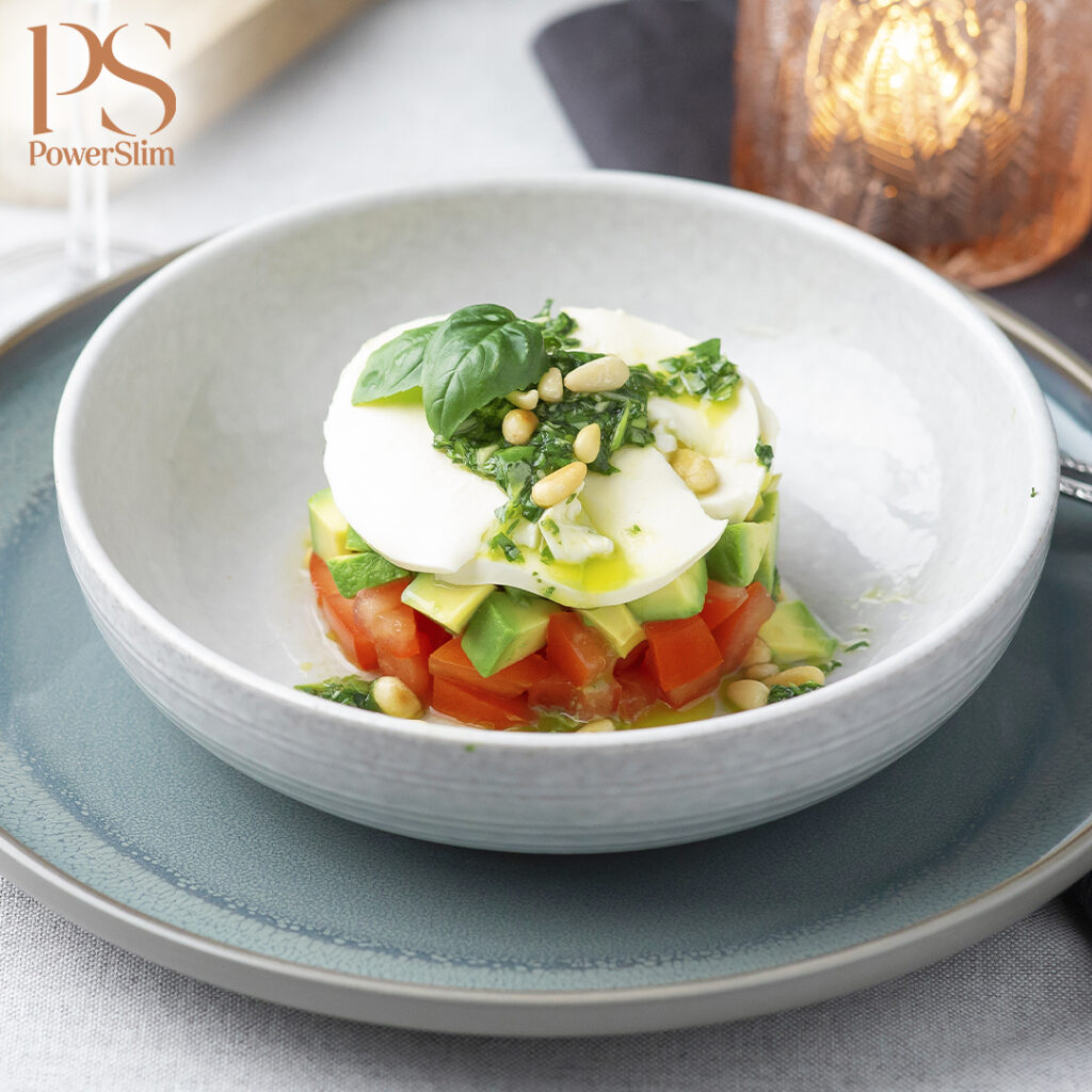 Mozzarella-Türmchen mit Basilikum-Dressing