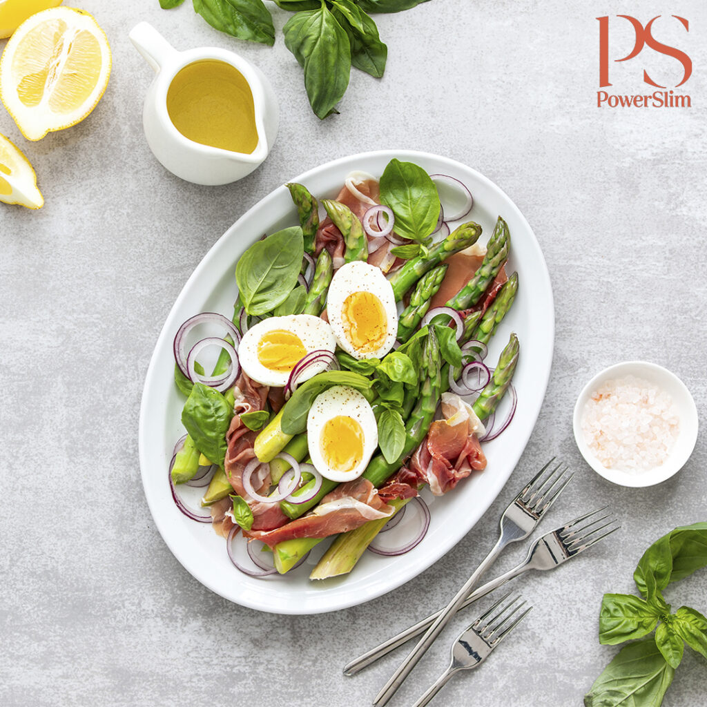 Spargelsalat mit Rohschinken, gekochtem Ei und Joghurtsoße
