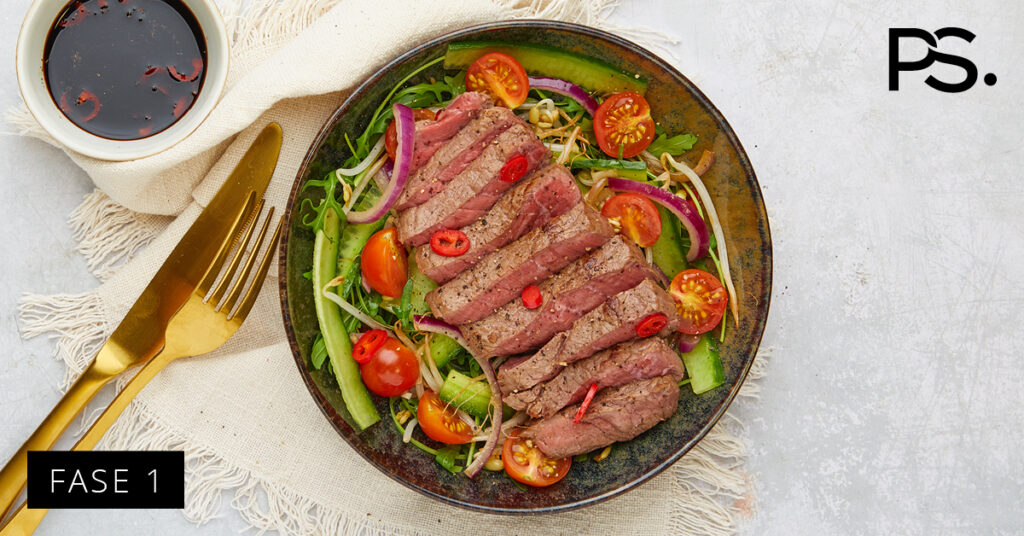 Steakstreifen mit Gurkenspiralen und Sojasprossen