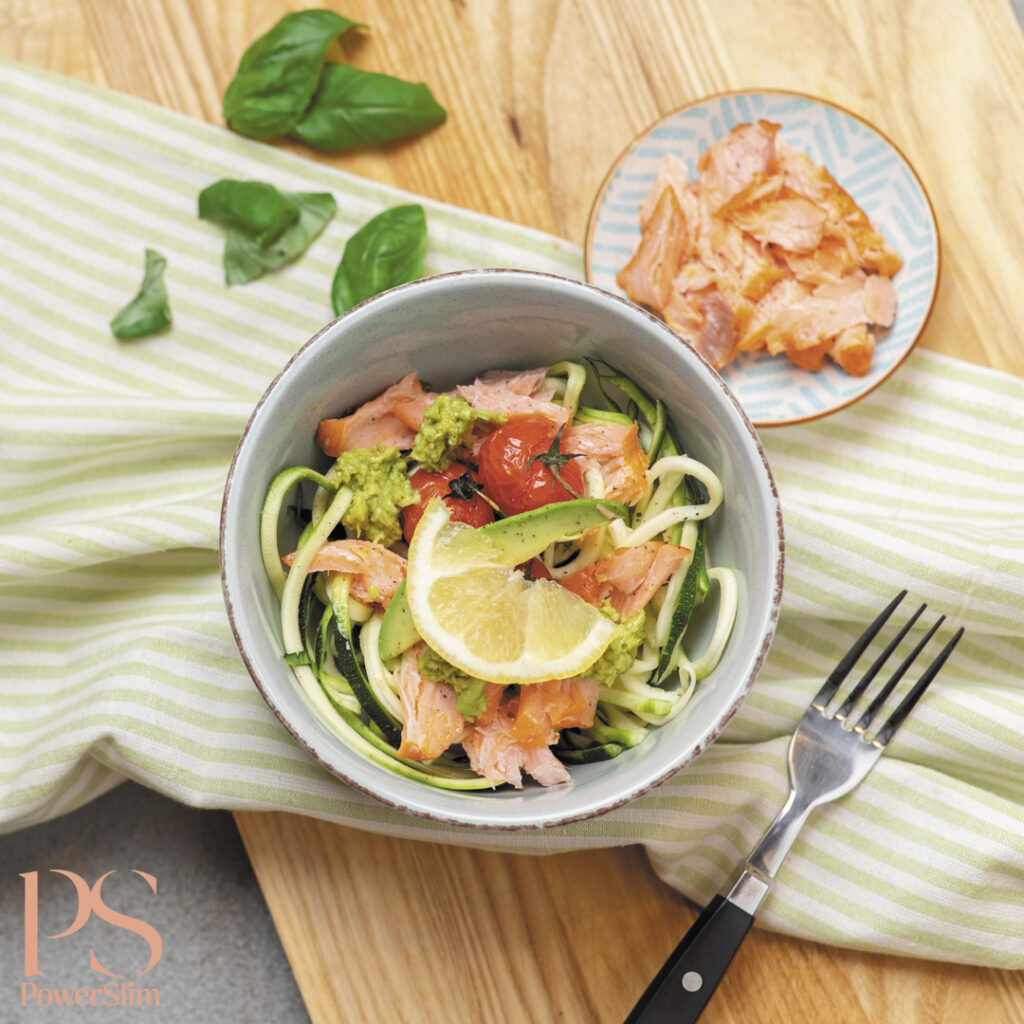 Zucchini-Nudeln mit Lachs und Avocado-Pesto