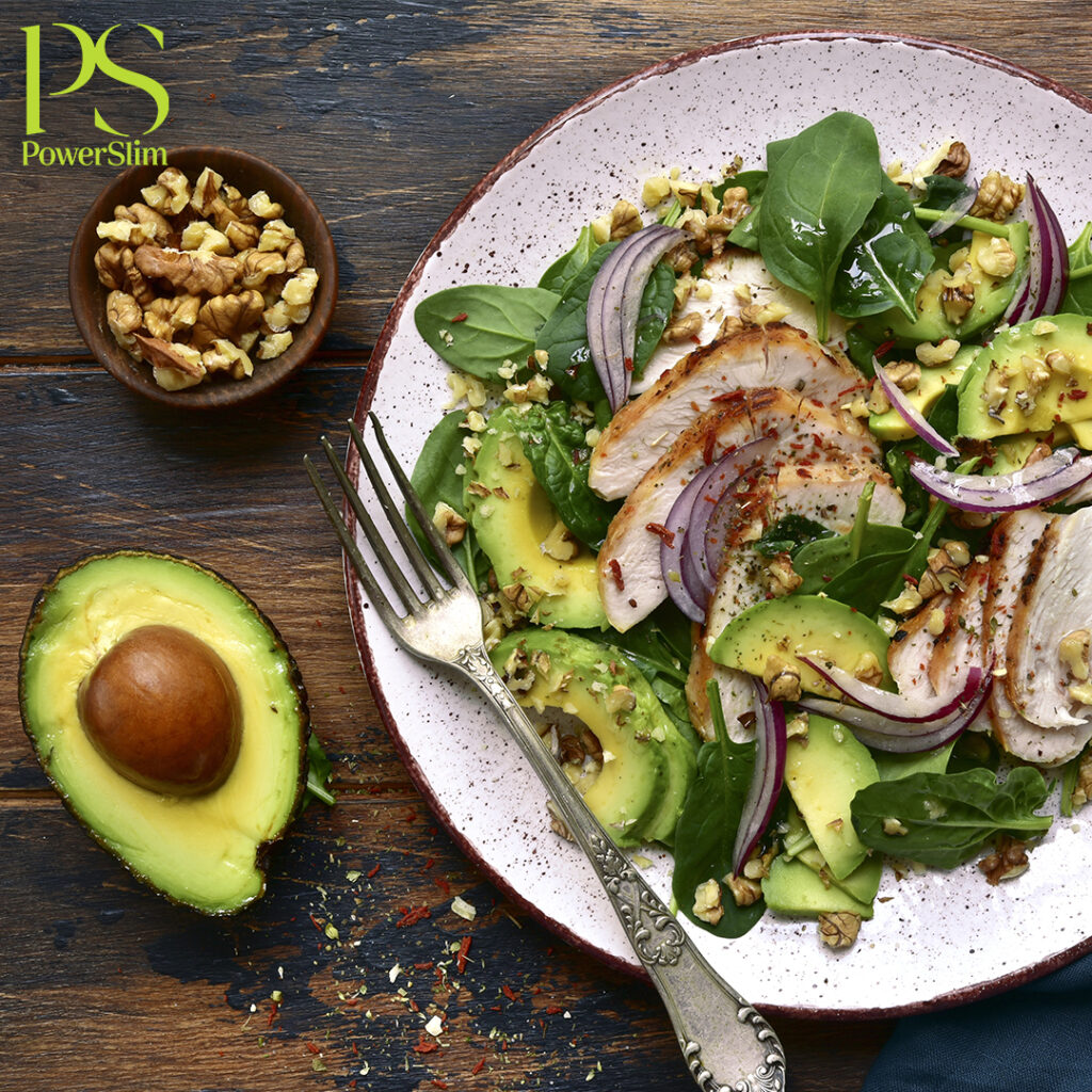 Spinatsalat mit gegrilltem Hähnchenfilet, Avocado und Walnüssen