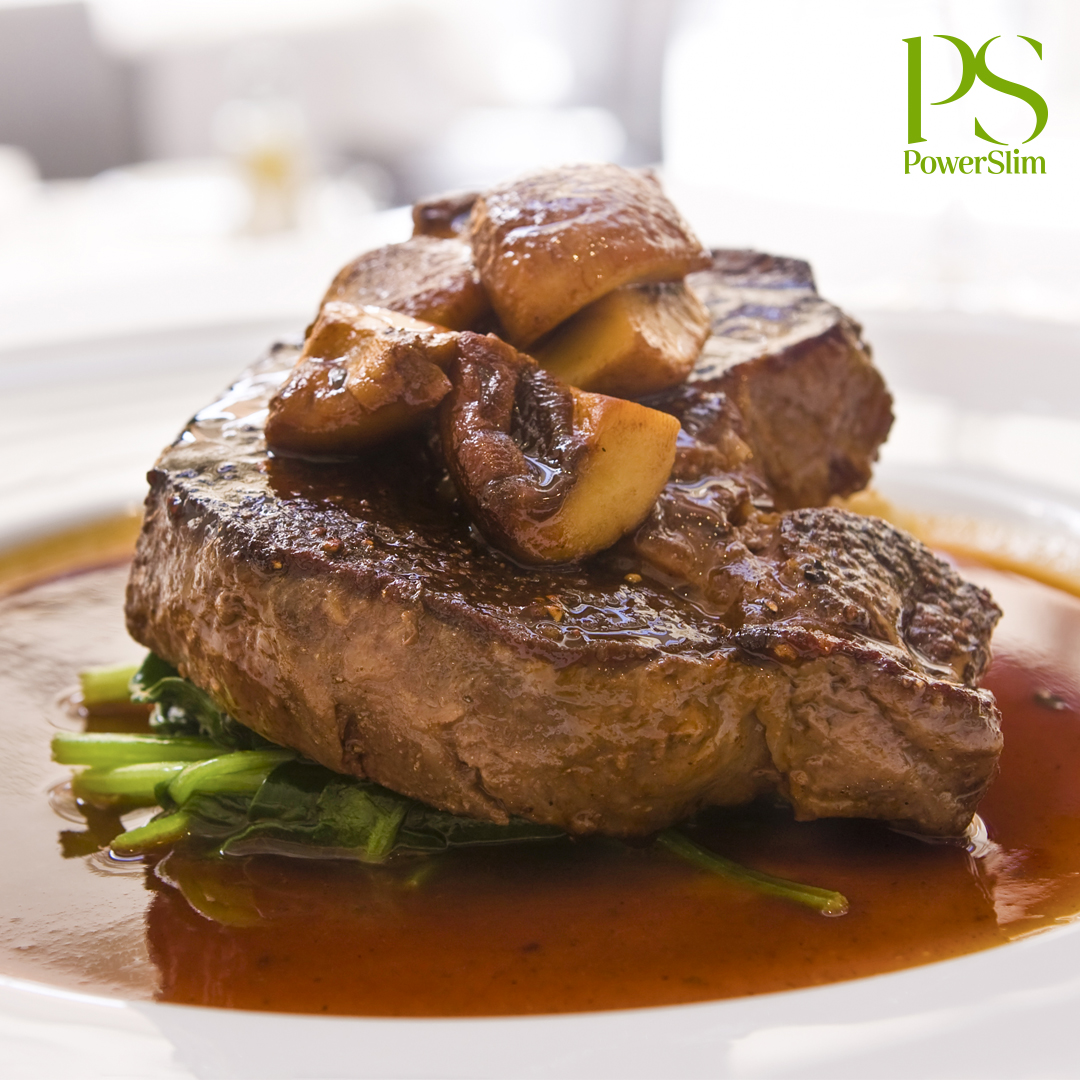 Steak mit Champignons auf einem Bett aus Spinat