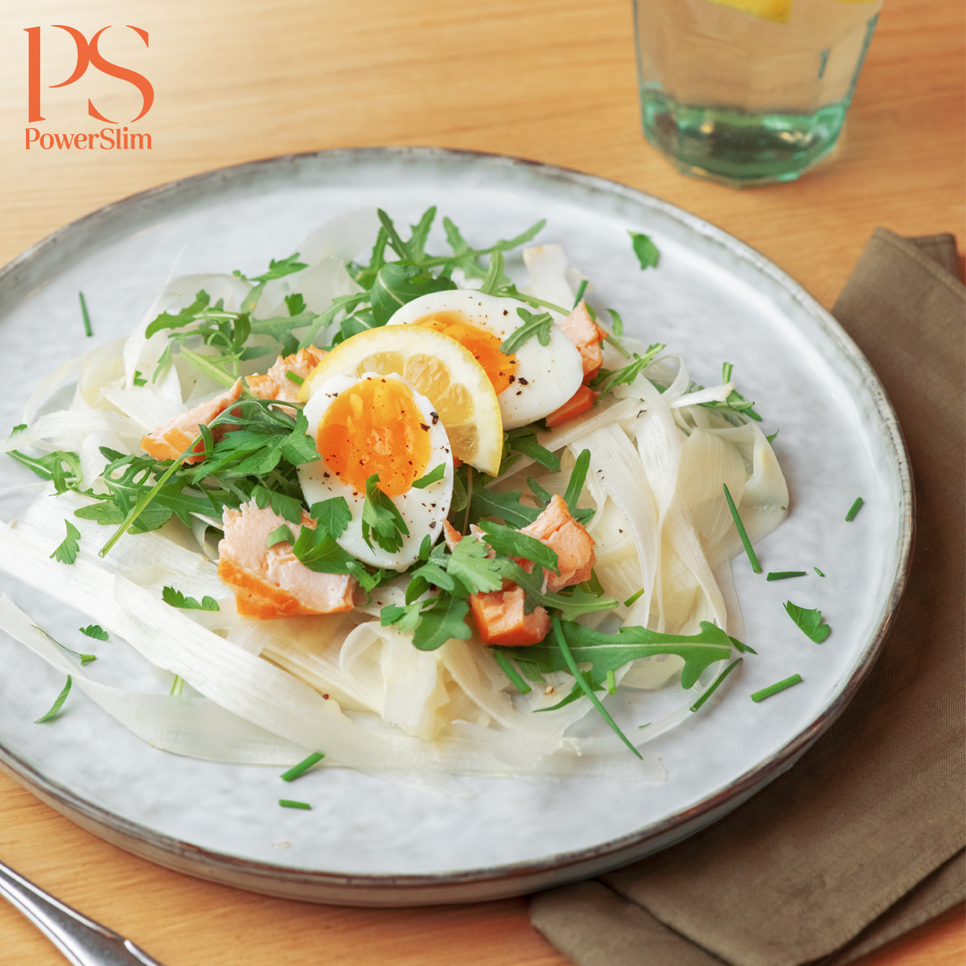Spargel-Tagliatelle mit frischem Lachs und Ei
