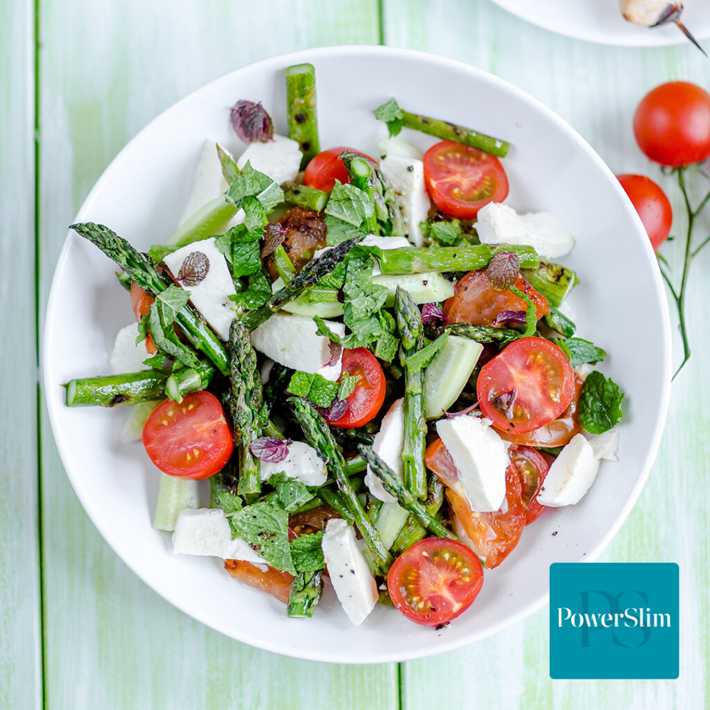 Spargelsalat mit Mozzarella und Tomate