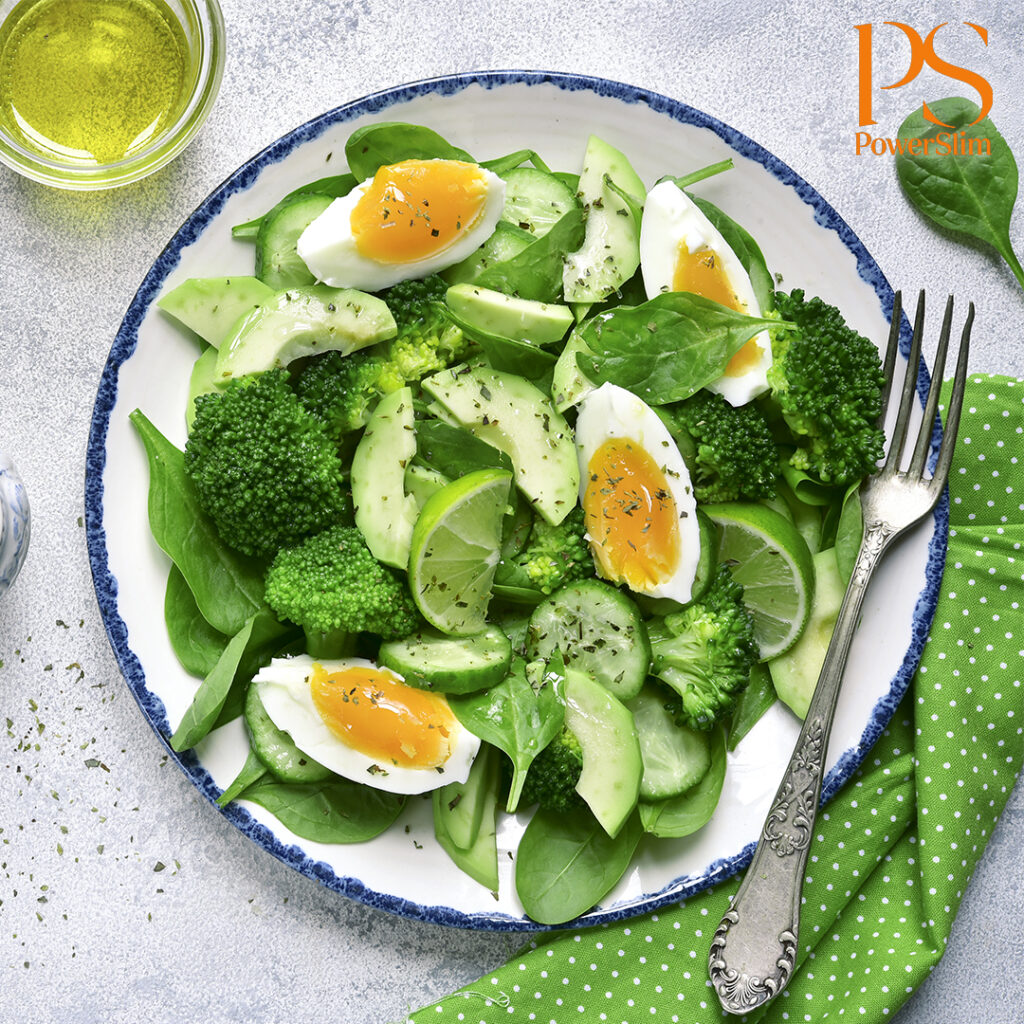 Spinat-Brokkoli-Salat mit gekochtem Ei und Avocado