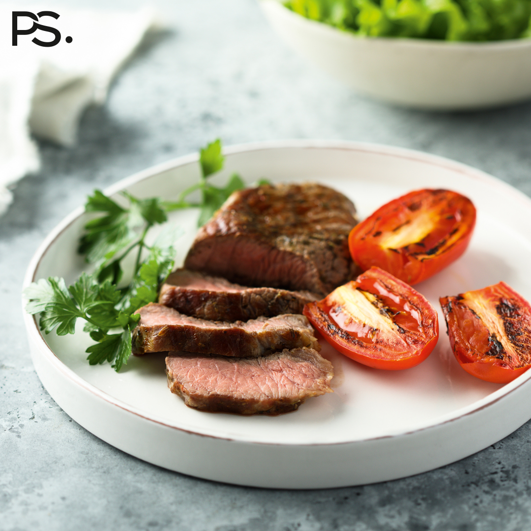 Steak mit gegrillten Tomaten und Salat