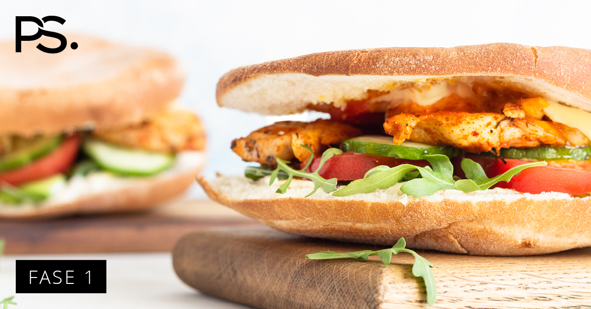 Mediterranes Brötchen mit Hähnchen und Rohkost