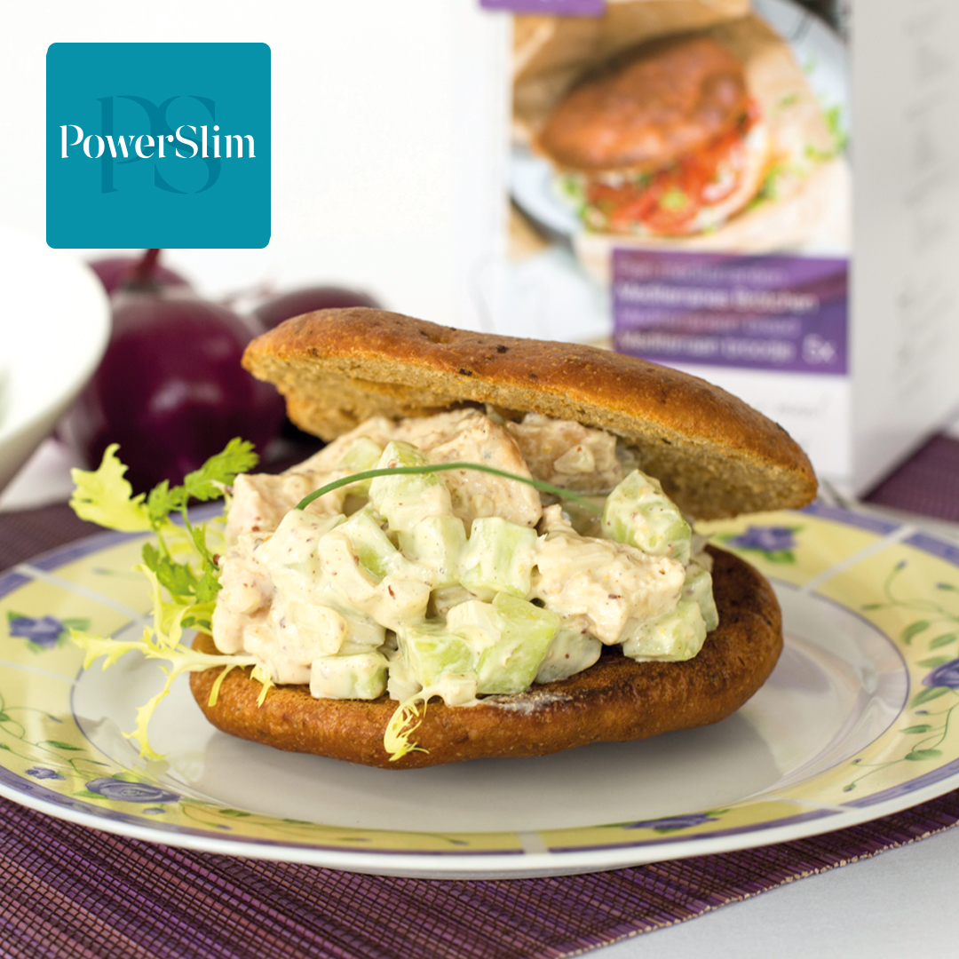 Mediterranes Brötchen mit Gurken-Hähnchensalat