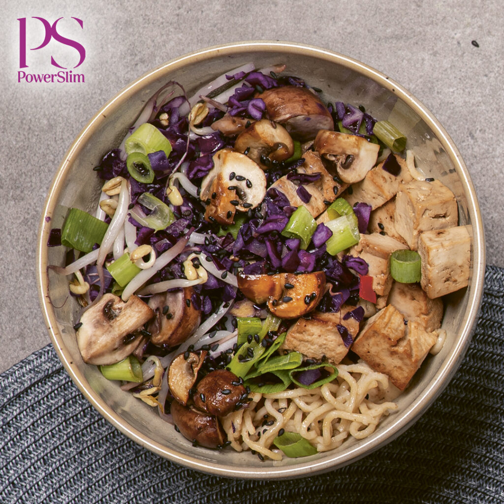 Nudeln mit Tofu und Rotkohl
