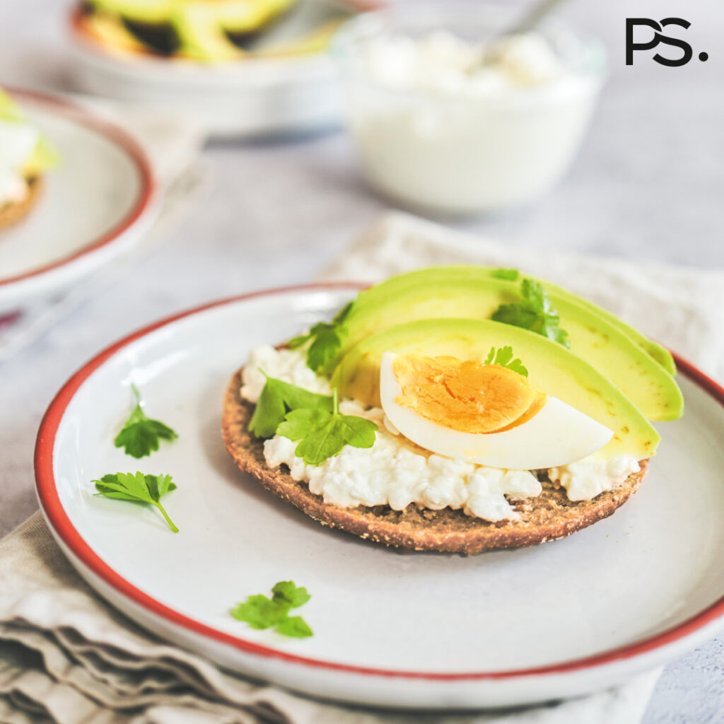 Mediterranes Frühstück mit Ei und Avocado