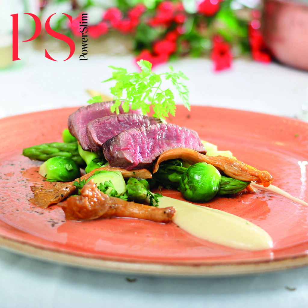 Hirschkalbsteak mit grünem Gemüse, Kartoffelpüree und cremiger Pilzsoße