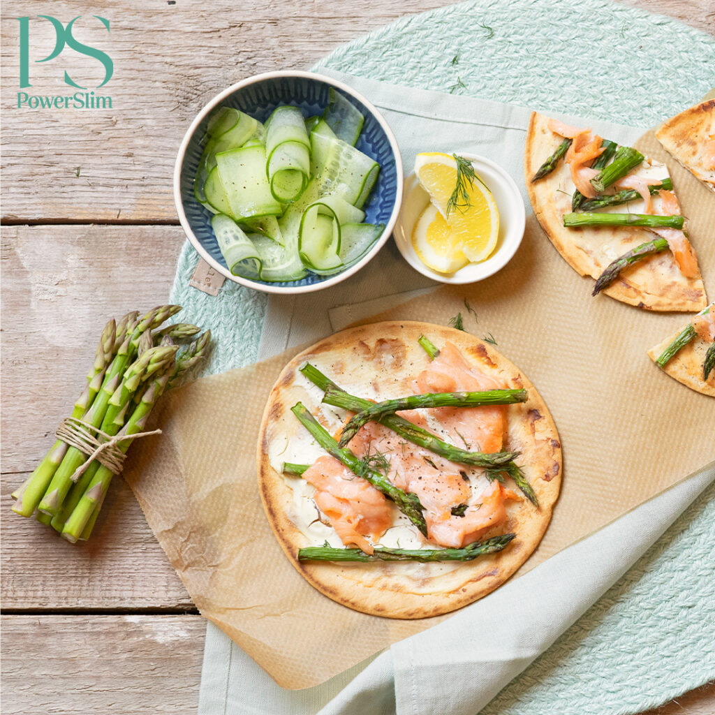 Flammkuchen mit Lachsfilet und grünem Spargel