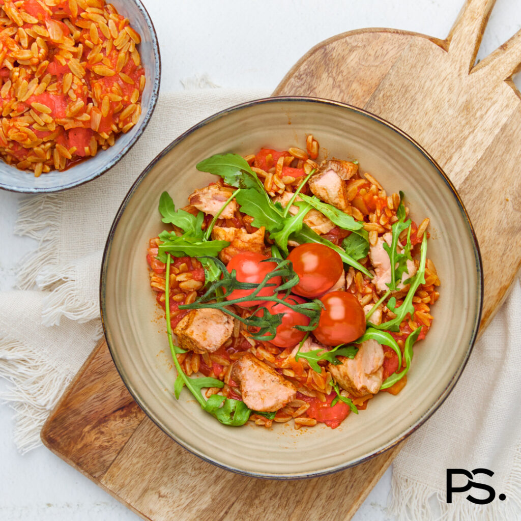 Sojareis mit Lachs und Tomaten