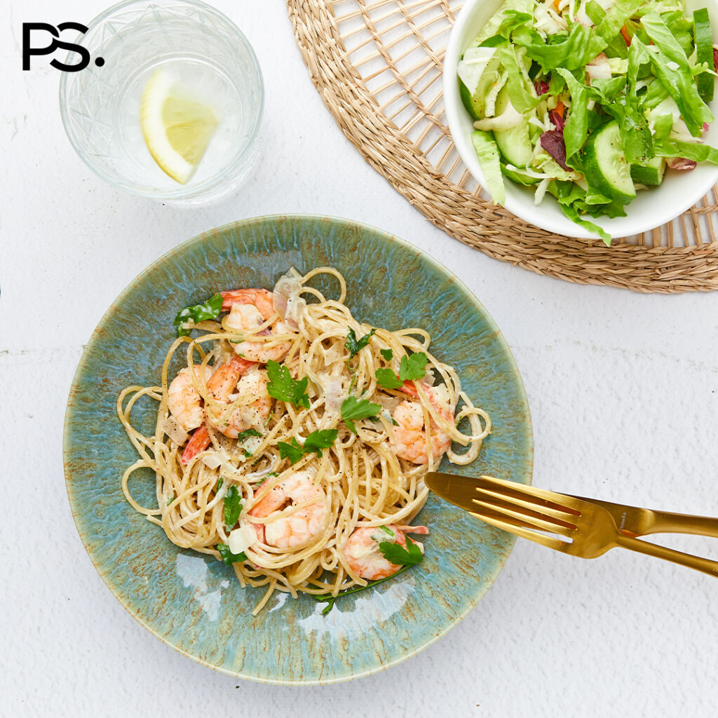 Cremige Spaghetti mit Knoblauchgarnelen und grünem Salat