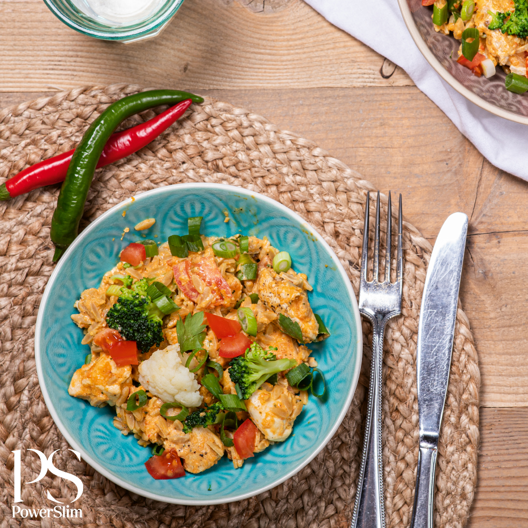 Curry mit Hähnchen, Brokkoli, Blumenkohl und Tomate