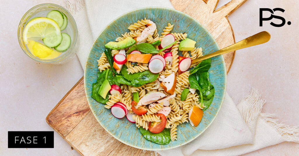 Nudelsalat mit geräuchertem Hähnchenfilet, Radieschen und Tomate