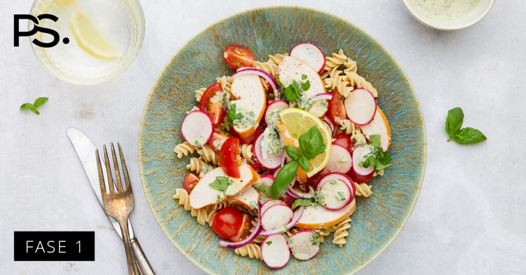 Frischer Nudelsalat mit geräuchertem Hähnchen und Radieschen