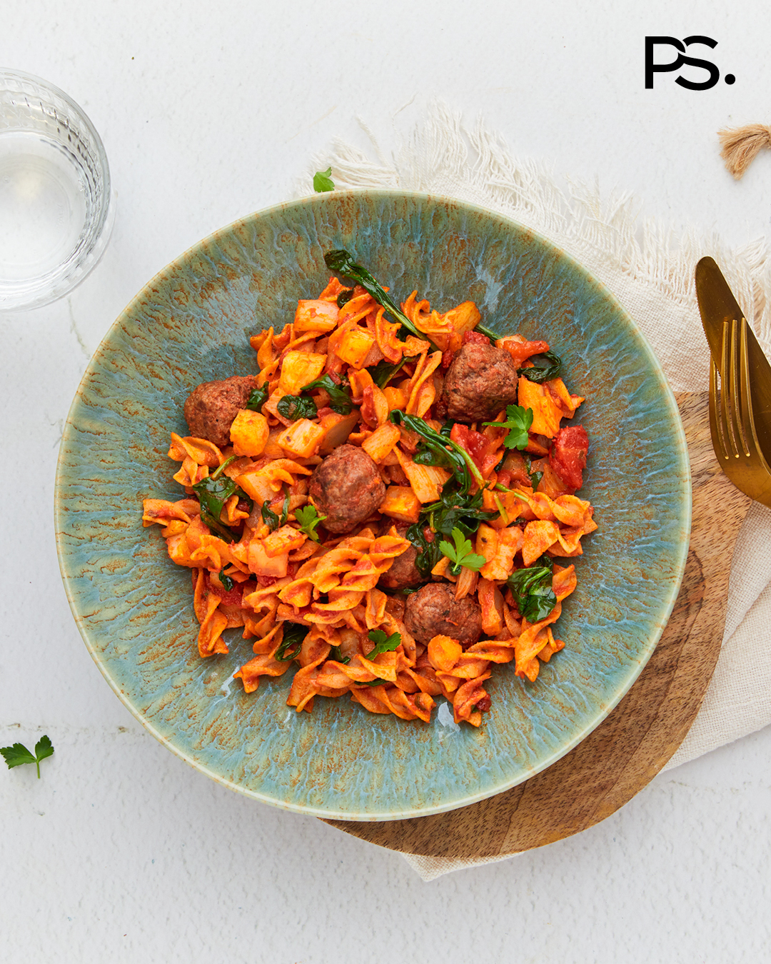 Pasta mit Tatarbällchen in Tomatensoße