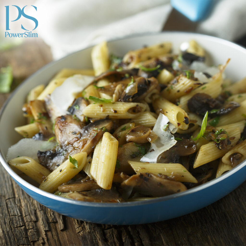 Penne mit Champignons in Knoblauch-Kräuteröl