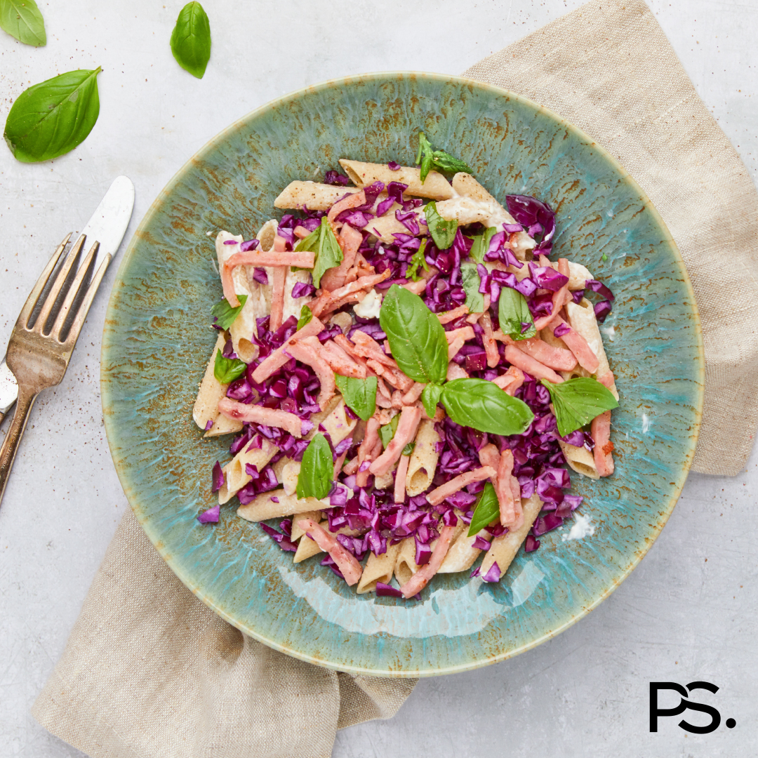 Penne mit Rotkohl, Trüffelöl und gebratenem Schinken