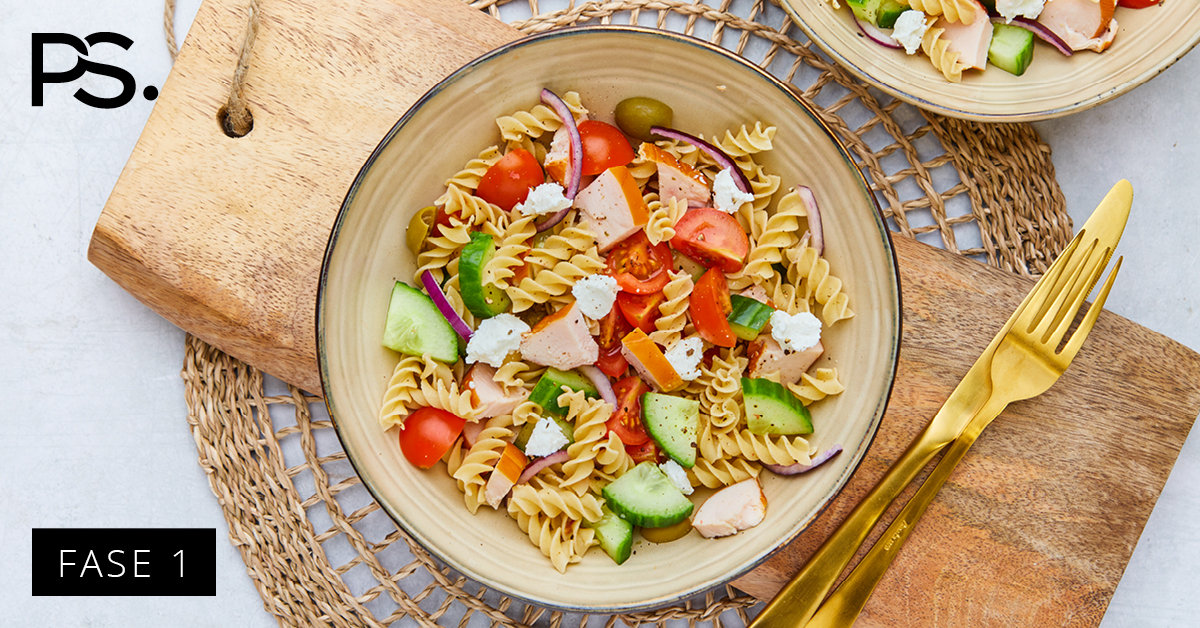 Griechischer Nudelsalat mit geräuchertem Hähnchen