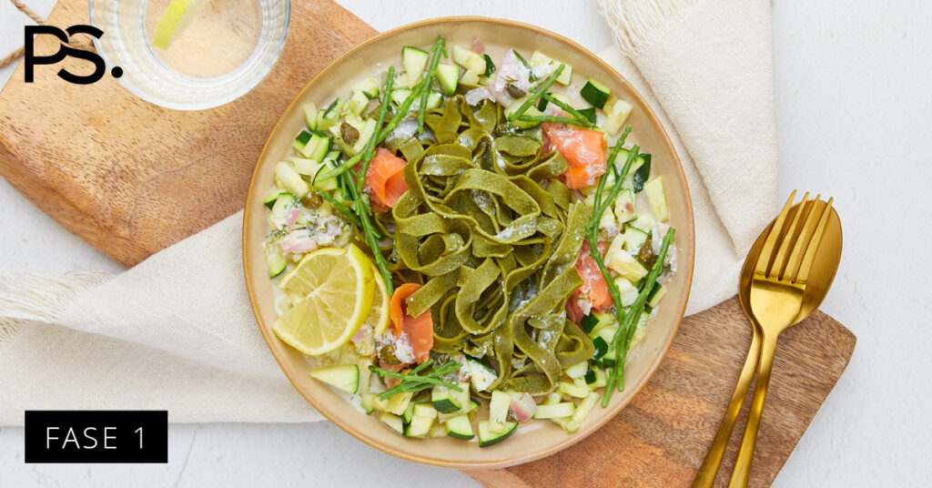 Spinatpasta mit geräuchertem Lachs, Zucchini und Dillsoße