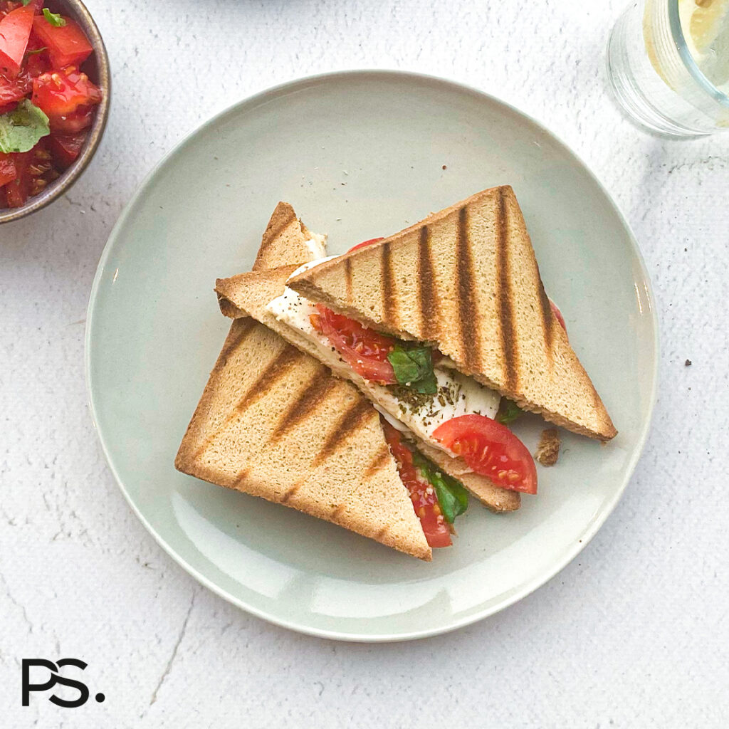 Caprese-Toast mit Tomatensalat