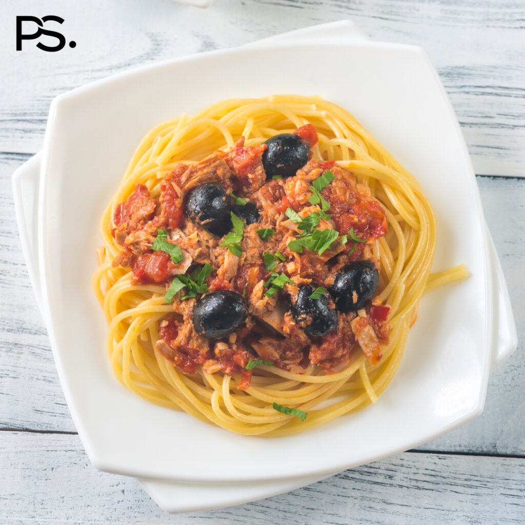 Spaghetti mit Thunfisch und schwarzen Oliven